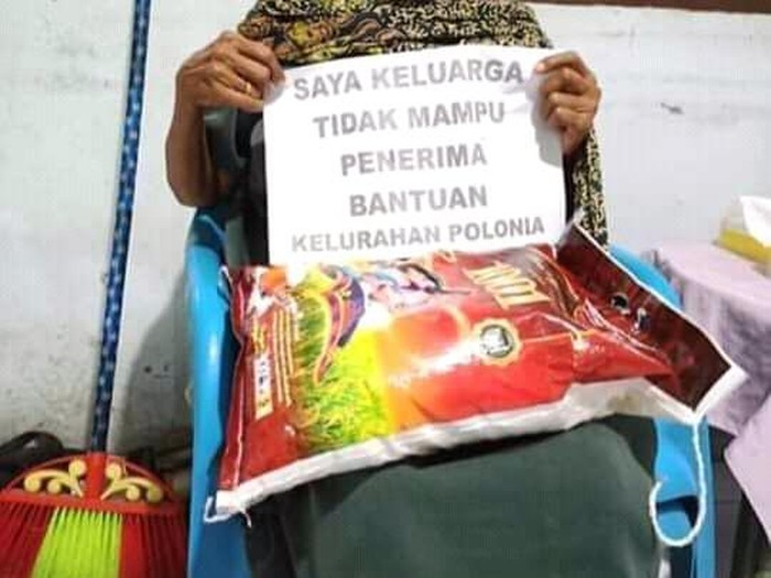Warga Medan penerima bantuan berpose Saya Keluarga Tidak Mampu (dok. Istimewa)