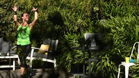 Julia Basa memimpin senam zumba secara online di halaman belakang rumahnya di Melbourne, Australia, pada 09 April 2020. 