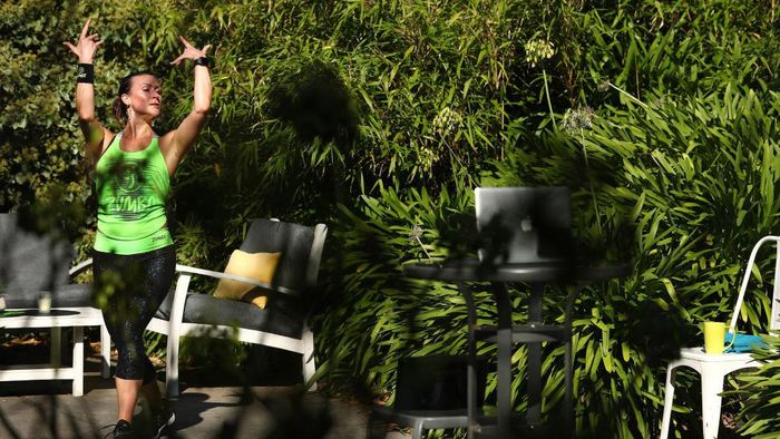 Physical distancing tak menyurutkan semangat untuk berolahraga. Di Melbourne, Julia Basa menjaga tubuhnya tetap bugar dengan senam zumba di halaman rumah.