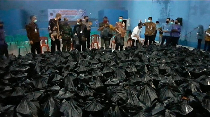 IPDN membagikan 1.700 paket sembako untuk warga terdampak Corona