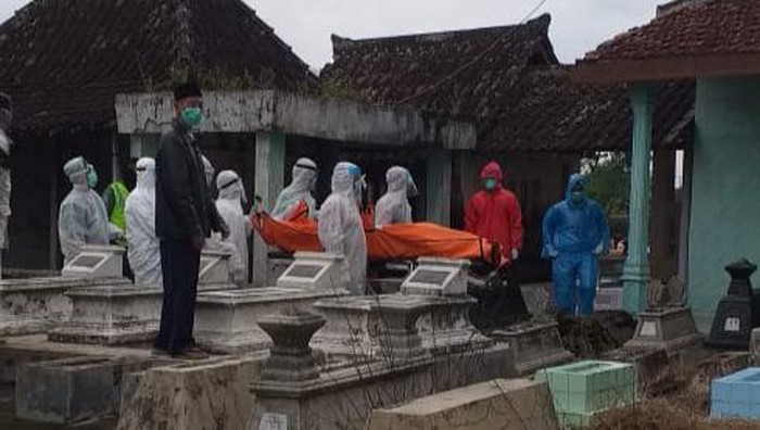 Pemakaman warga dengan protap Corona di Klaten, Kamis (9/4/2020).