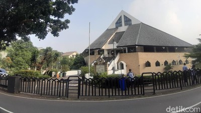 Suasana Gereja, Tempat Jenazah Glenn Fredly Disemayamkan