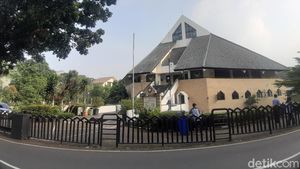 Suasana Gereja, Tempat Jenazah Glenn Fredly Disemayamkan