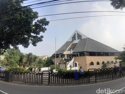 Suasana Gereja, Tempat Jenazah Glenn Fredly Disemayamkan