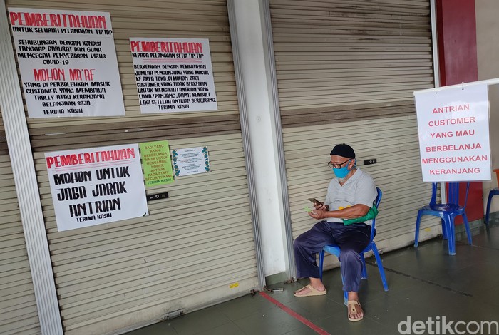 Warga mengantre memasuki pusat perbelanjaan di kawaasan Pondok Gede, Bekasi, 
Jawa Barat, Kamis (9/4/2020).