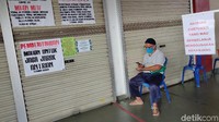 Pengunjung yang datang harus mengambil nomor antrian dan hanya dibatasi 150 orang yang boleh  Masuk secara bergiliran, Kamis (9/4/2020)