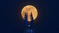Di momen ini, Bulan akan berada di dalam posisi terdekatnya dengan Bumi. Ketika ada di posisi terdekat ini, Bulan terlihat 14 persen lebih besar dan 30 persen lebih terang daripada biasanya. (REUTERS/Dylan Martinez)
