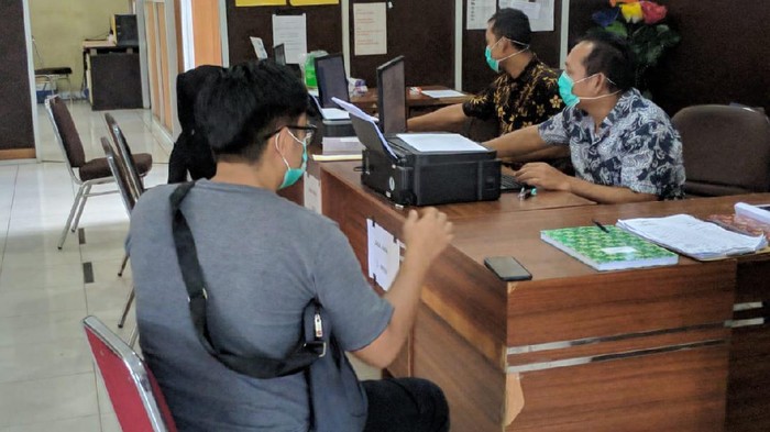 J melaporkan dugaan penipuan ke Polrestabes Palembang (Raja Adil Siregar-detikcom)