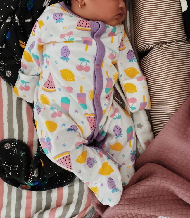 Mutia Ayu memamerkan foto Gewa tepat di saat sang anak berusia satu bulan. Dan 10 hari kemudian, tepatnya ketika Gewa berusia 40 hari, Glenn Fredly meninggalkan sang putri untuk selamanya karena dia telah dipanggil Yang Maha Kuasa. Ketika Gewa sudah dewasa nanti dan mengerti, Gewa pasti akan berkata “Gewa Bangga menjadi anak Perempuan Ayah, begitu tulisan menyentuh Mutia yang diunggah ke Instagram 15 jam sebelum Glenn Fredly meninggal dunia. Foto: Instagram Glenn Fredly dan Mutia Ayu