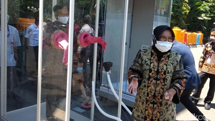 Risma dan alat bantuan tangani corona dari ITTS