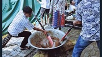 Bikin ngakak, saking susahnya ngaduk saat bikin dalgona coffee sampai-sampai netizen mengibaratkan cara mengaduknya seperti membuat dodol. Membuat dalgona coffee untuk sekelurahan,. Foto: Istimewa