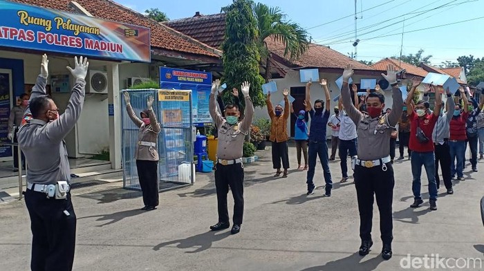 Layanan SIM Saat Wabah Corona, Warga Madiun Berjemur dan Jaga Jarak