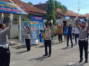 Pemohon SIM di Madiun Diajak Berjemur dan Jaga Jarak di Tengah Wabah Corona