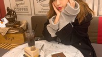 Hayoung merupakan anggota Apink yang paling muda. Ia kini berusia 24 tahun (usia Korea), posisinya di Apink sebagai vokalis. Hayoung juga baru-baru ini mengeluarkan album solo dengan lagu Dont Make Me Laugh. Si bontot Hayoung ini juga berpose manis dan imut dengan dua cake dan segelas es Americano di salah satu kafe. Foto: Istimewa