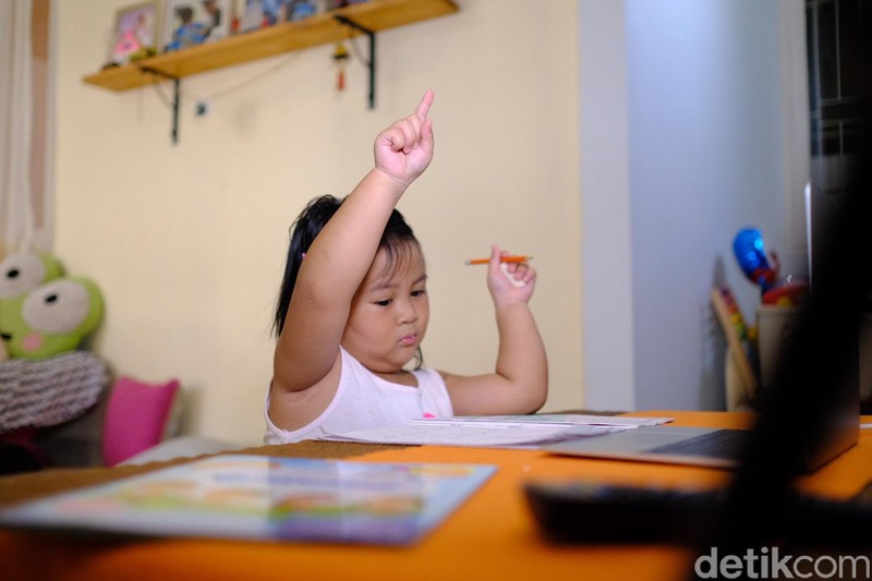 Pemkot Bekasi, Jawa Barat membuat kebijakan pembelajaran di rumah hingga 14 April 2020 untuk mengantisipasi penyebaran virus Corona.