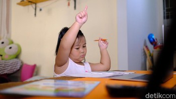 Guru kelas memberikan pembelajaran lewat jarak jauh. Baik kelas Bahasa Indonesia, Bahasa Inggris, Matematika dan Sains.