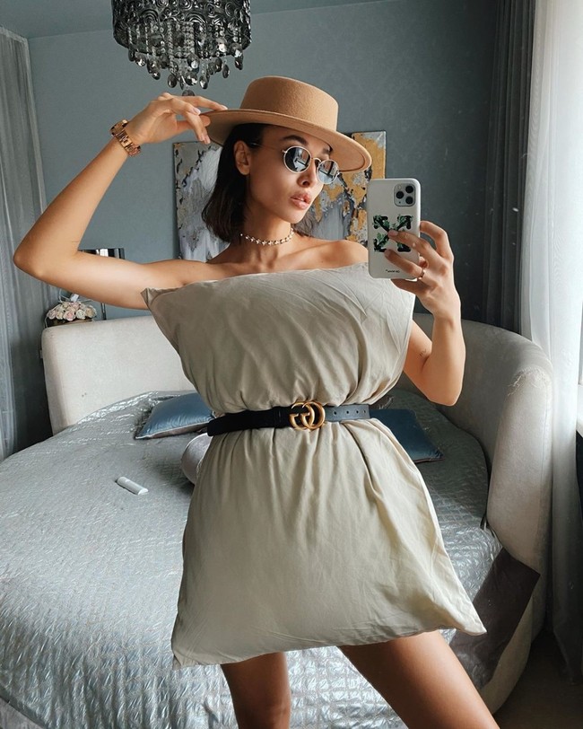 Seperti namanya, bantal menjadi benda wajib saat kamu melakukan tantangan ini. Tentunya bukan untuk ditiduri, melainkan bantal tersebut kamu jadikan sebagai gaun mini seksi dengan tambahan sabuk stylish agar menempel di badan. (Foto: Instagram)