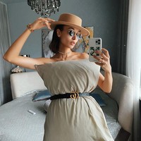 Seperti namanya, bantal menjadi benda wajib saat kamu melakukan tantangan ini. Tentunya bukan untuk ditiduri, melainkan bantal tersebut kamu jadikan sebagai gaun mini seksi dengan tambahan sabuk stylish agar menempel di badan. (Foto: Instagram)