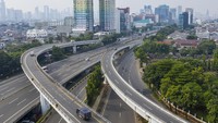 Tak banyak aktivitas dan tak terlihat padat mobil memenuhi jalan tol seperti hari-hari biasanya saat pandemi Corona belum terjadi.