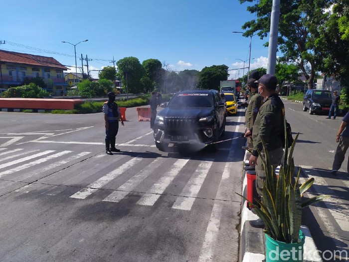 Pemkot Surabaya terus melakukan pencegahan penyebaran virus Corona. Pemkot akan menerapkan border control di 18 titik perbatasan.