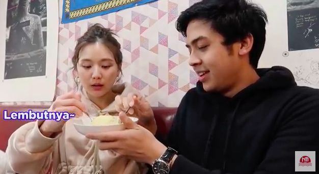 Model Korea makan pakai tangan
