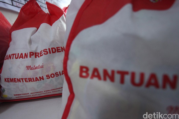 Bansos untuk Warga Terdampak Corona Mulai Didistribusikan Bansos berupa sembako mulai didistribusikan kepada warga terdampak COVID-19. Bantuan sembako diberikan kepada sejumlah warga yang bekerja di Terminal Kalideres.