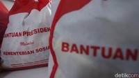 Sejumlah bingkisan berisi sembako siap didistribusikan kepada warga yang terdampak COVID-19 di Jakarta, Jumat (10/4/2020).