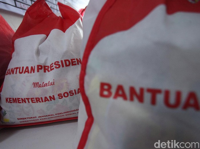 Bansos untuk Warga Terdampak Corona Mulai Didistribusikan Bansos berupa sembako mulai didistribusikan kepada warga terdampak COVID-19. Bantuan sembako diberikan kepada sejumlah warga yang bekerja di Terminal Kalideres.