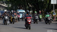 Sejumlah pengendara motor tampak beraktivitas di kawasan Jalan Jatiwaringin, perbatasan Kota Bekasi dengan Jakarta Timur, Jumat (10/04/2010).  