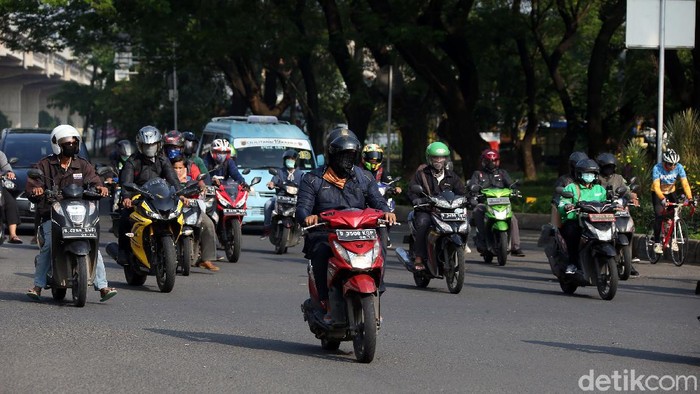 Pembatasan sosial berskala besar (PSBB) resmi diterapkan di DKI Jakarta hari ini. Meski mulai diterapkan sejumlah warga tampak masih beraktivitas seperti biasa.