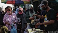Warga tampak belum menerapkan physical distancing dan masih berkerumun di satu titik.  