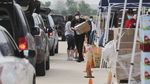Potret Ribuan Mobil Antre Distribusi Makanan di Texas