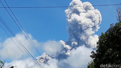Merapi Batuk Lagi, Begini Penampakan Muntahan Abunya