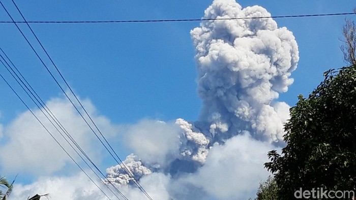 Gunung Merapi kembali erupsi dan mengeluarkan kolom abu yang disemburkan mencapai ketinggain 3 kilometer. Begini penampakannya.