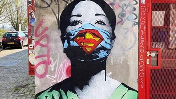 Seniman bernama alias Fake di Amsterdam, Belanda menggambarkan seorang perawat super sebagai pujian untuk semua tenaga medis kesehatan di seluruh dunia. (Foto: Boredpanda)