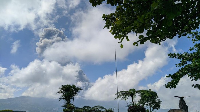 Erupsi Merapi 10/4/2020 dilihat dari Ketep Pass