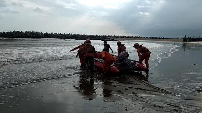 Petugas lakukan pencarian dua remaja yang tenggelam di Palabuhanratu