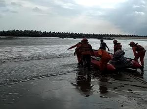 Video 2 Remaja Hilang Terseret Ombak di Pelabuhanratu