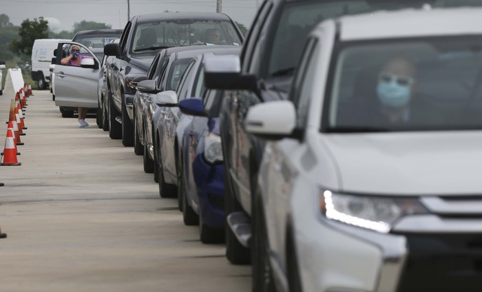 Potret Ribuan Mobil Antre Distribusi Makanan di Texas Sekitar 5.000 keluarga di Texas, AS, mengantre makanan yang didistribusikan oleh San Antonio Food Bank, Kamis (9/4) waktu setempat. Begini potretnya.