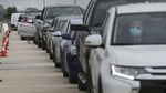 Potret Ribuan Mobil Antre Distribusi Makanan di Texas