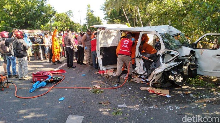 Evakuasi mobil tabrak pohon di Kulon Progo