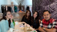 Nah, kalau yang satu ini saat Shandy Purnamasari makan masakan di rumahnya sendiri. Sambil tetap makan, ia juga bisa sambil menggendong anaknya. Foto: : Instagram @shandypurnamasari