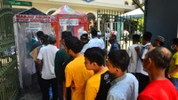 Satu per satu warga mengantre memasuki bilik disinfektan saat akan memasuki komplek Masjid Agung, Kudus, Jawa Tengah.