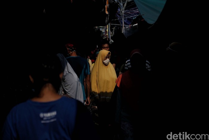 Suasana Hari Pertama PSBB di Pasar Tradisional Tanjung Priok Untuk cegah penyebaran virus Corona, Pembatasan Sosial Berskala Besar (PSBB) mulai diberlakukan. Begini suasana hari pertama PSBB di pasar tradisonal Tanjung Priok.
