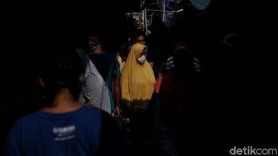 Suasana Pasar Tradisional Tanjung Priok di Hari Pertama PSBB
