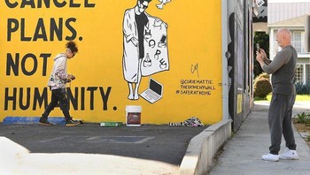 Corie Mattie asal Los Angeles, pesannya sungguh dalam, Cancel plans, not humanity. (Foto: Boredpanda)