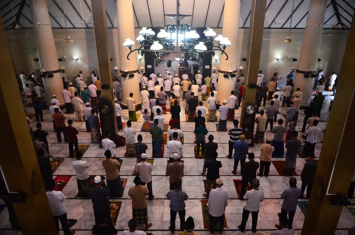 Pelaksanaan salat Jumat tetap digelar di salah satu masjid di Kudus. Meski begitu, masjid itu terapkan pembatasan sosial guna cegah penyebaran COVID-19.
