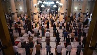 Warga melaksanakan shalat Jumat di Masjid Agung, Kudus, Jawa Tengah, Jumat (10/4/2020).