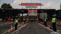 Terkait dengan penerapan PSBB tersebut petugas yang bersiaga di area sekitar pintu masuk gerbang Tol Tanjung Priok 1 pun melakukan pemeriksaan kepada kendaraan yang hilir mudik melintasi daerah tersebut, mulai dari kendaraan pribadi hingga kendaraan umum seperti bus. 