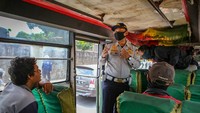 Polisi mengingatkan pengendara untuk selalu menggunakan masker dan aturan penumpang sesuai regulasi Pembatasan Sosial Berskala Besar (PSBB) di DKI Jakarta. ANTARA FOTO/Fauzan.